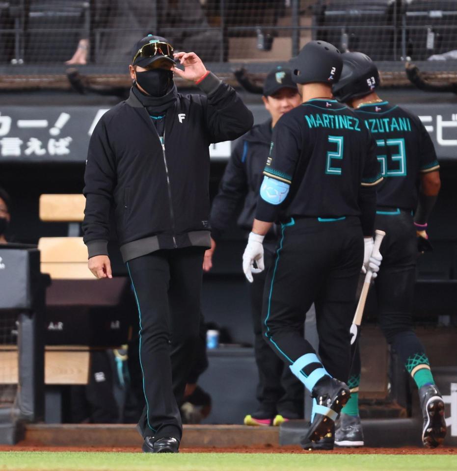 ８回、選手交代を告げる新庄監督（左）＝撮影・中島達哉