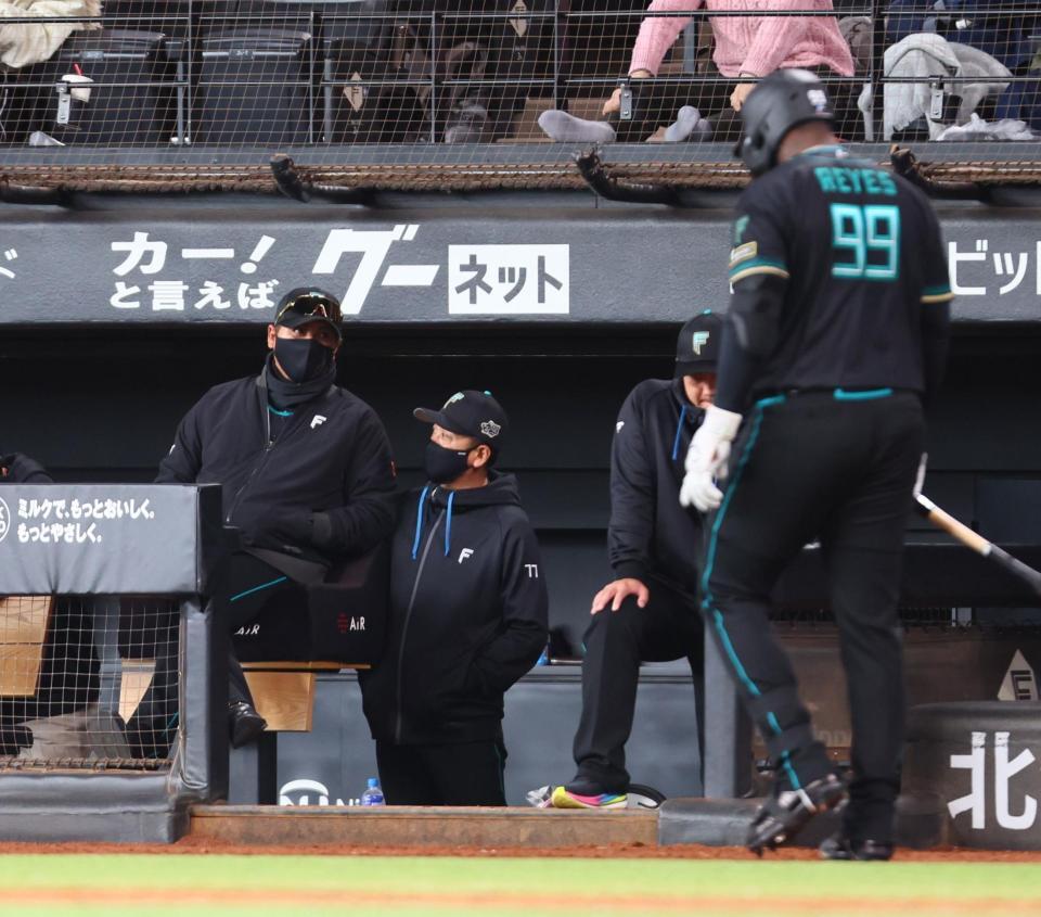 ６回、林ヘッドコーチ（中央）と言葉を交わす新庄監督。右は三振に倒れ、ベンチに戻るレイエス（撮影・中島達哉）