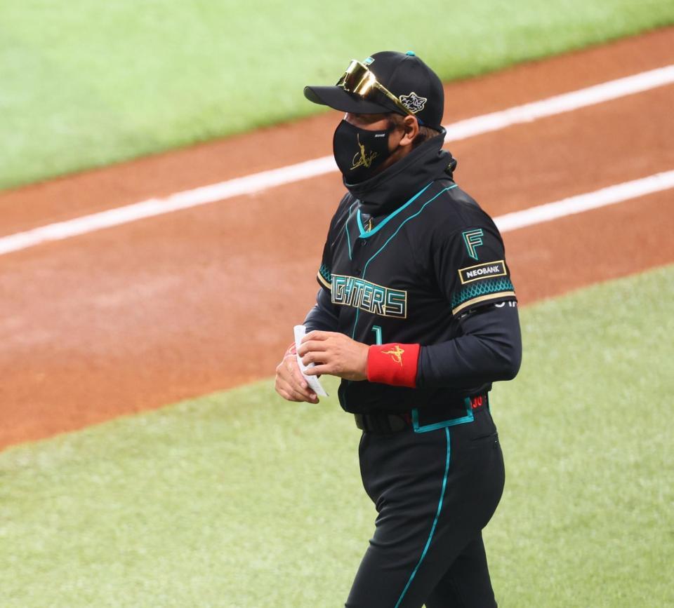 メンバー表交換に向かう新庄監督（撮影・中島達哉）