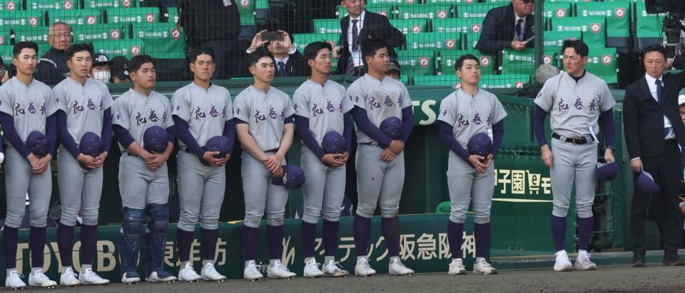 智弁学園に敗れた花巻東ナイン（撮影・中田匡峻）