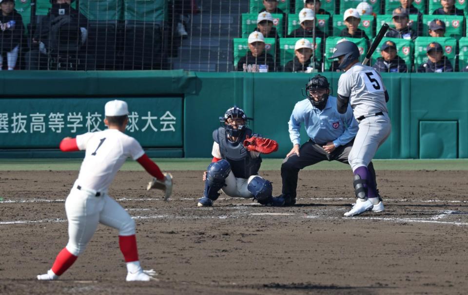 ４回、見逃し三振に倒れる花巻東・古城大翔（撮影・中田匡峻）