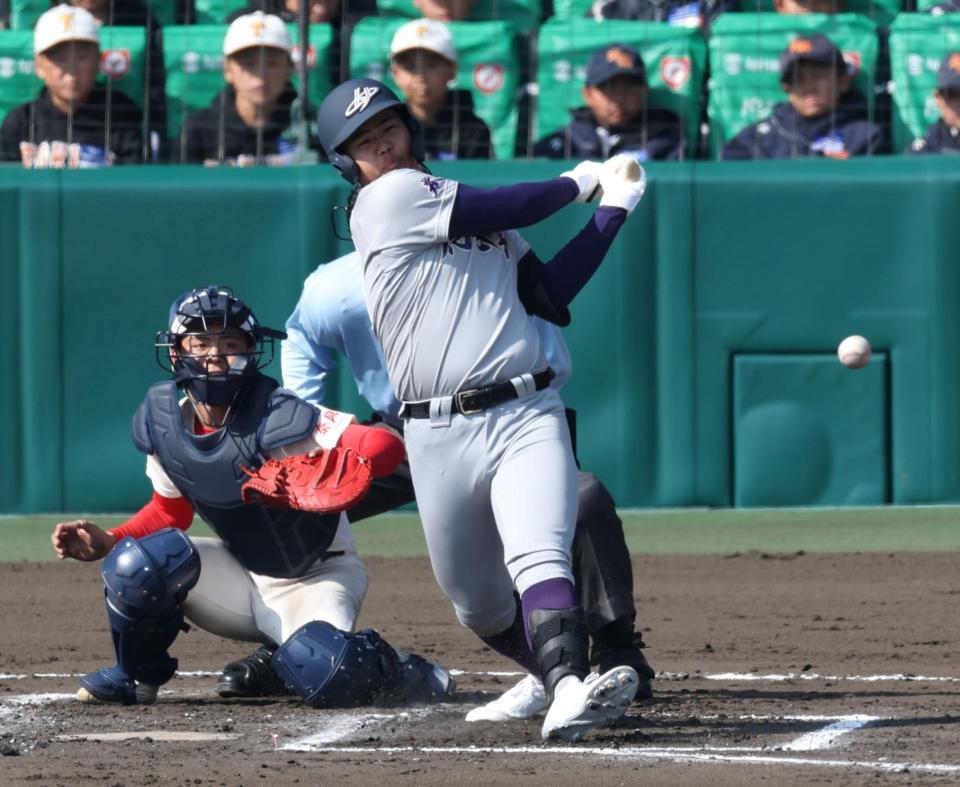 １回、引っかけて三ゴロに倒れる花巻東・古城大翔（撮影・中田匡峻）