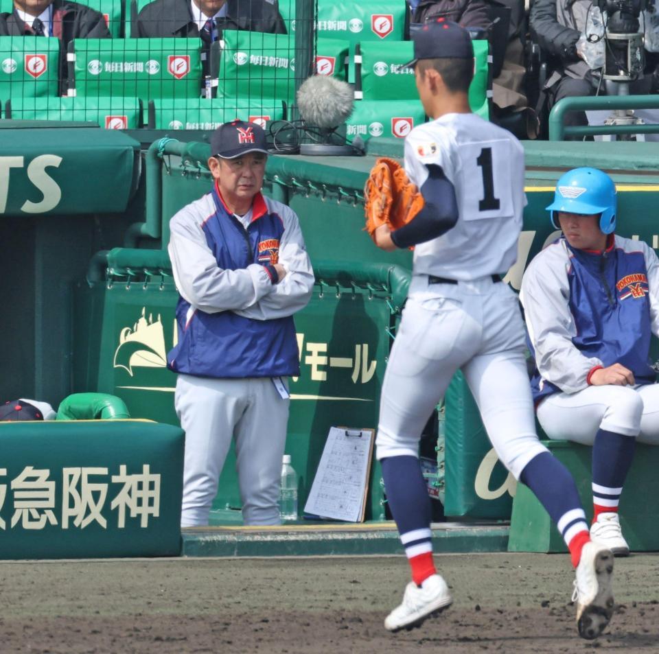 ８回途中で横浜・織田翔希（１）を降板させる横浜・村田浩明監督（撮影・中田匡峻）