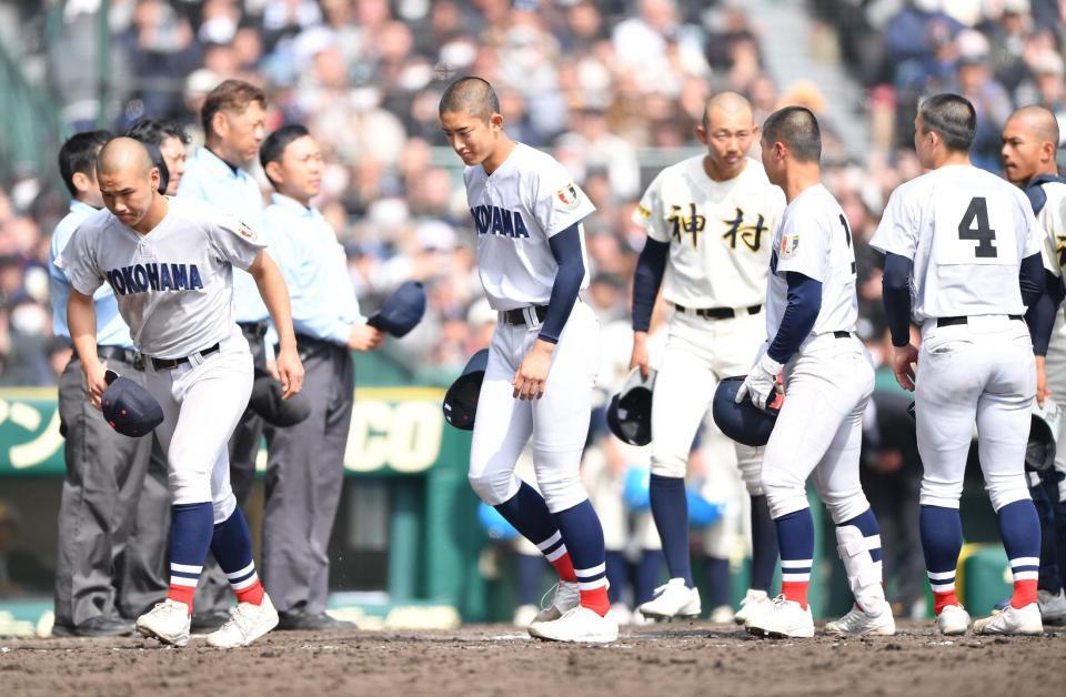 試合後の整列を終え悔しさをにじませる横浜・織田翔希（左から２人目）＝撮影・開出牧