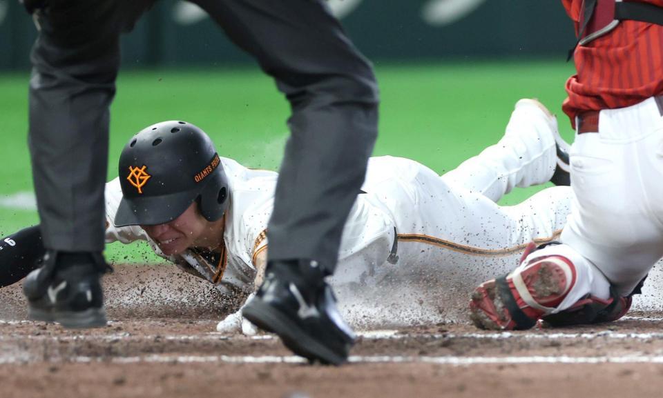 ８回、宗山のフィルダースチョイスで勝ち越しの生還をする松本（撮影・石井剣太郎）