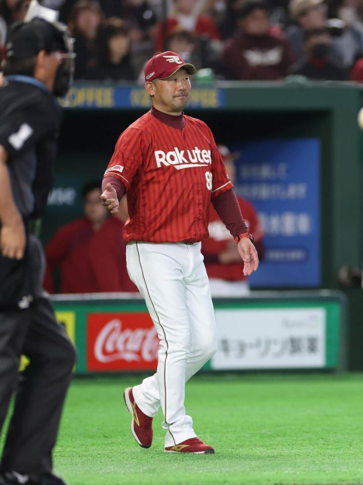 選手の交代を告げる三木監督（撮影・石井剣太郎）