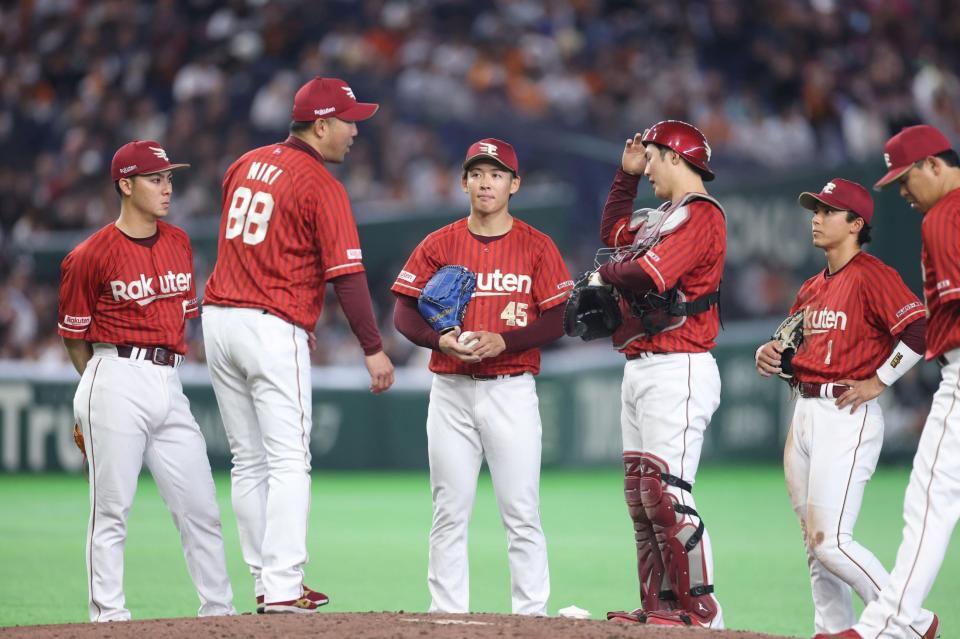 ６回、九谷（中央）のもとに集まる三木監督（左から２人目）ら楽天ナイン（撮影・石井剣太郎）