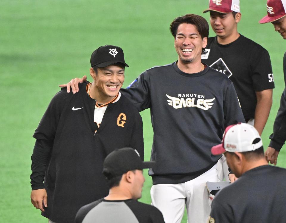 練習中に談笑する則本（左）と前田健