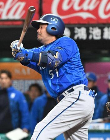 １回、先制適時打を放つ宮崎