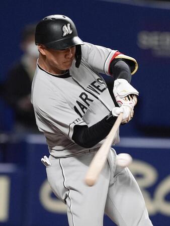 ３回、右越えに２ランを放つロッテ・西川