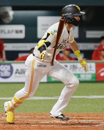 ３回、二塁内野安打を放つソフトバンク・周東