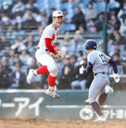 ９回、花巻東を完封し、喜びを爆発させる智弁学園・杉本（撮影・開出牧）