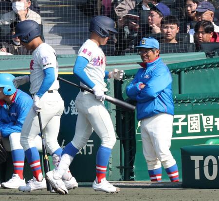 ４回、空振り三振に倒れた花咲徳栄・岩井虹太郎（中央）に声をかける花咲徳栄・岩井隆監督（右）＝撮影・中田匡峻