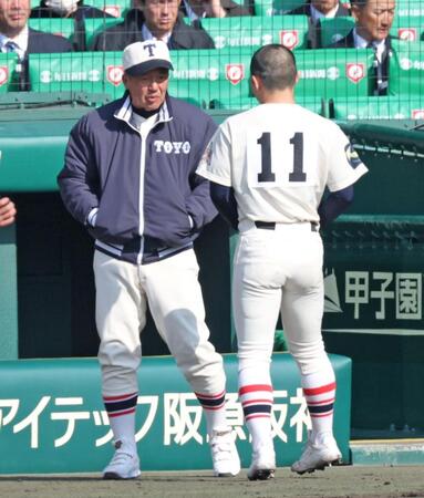 ２回を投げ終えた東洋大姫路・下山大翔（１１）に声をかける東洋大姫路・岡田龍生監督（撮影・中田匡峻）