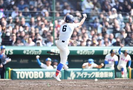 ８回、押し出し死球を受けガッツポーズを決める岩井虹太郎（撮影・開出牧）