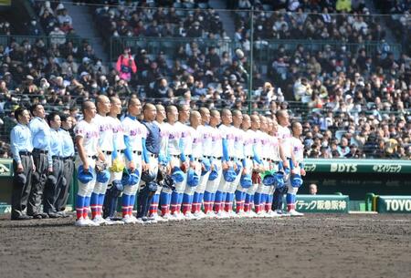 東洋大姫路に逆転勝ちし校歌を歌う花咲徳栄ナイン（撮影・開出牧）