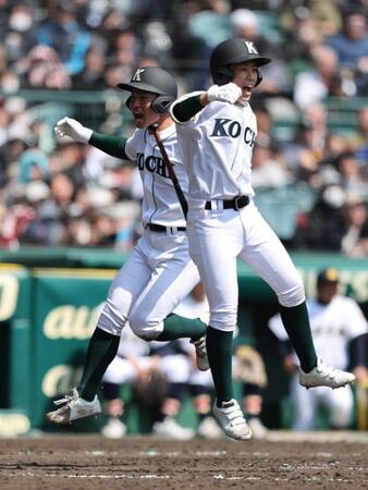 ４回、打者栗山の適時打で生還した三走山下（左）