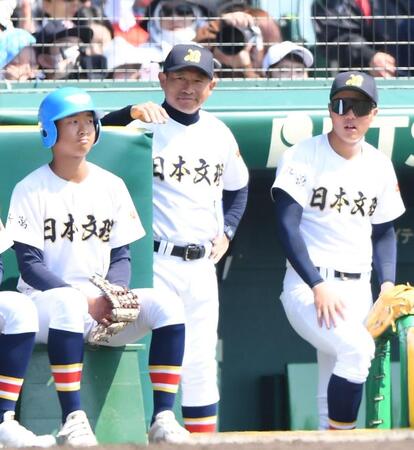 ２回、安達煌栄千理が左前適時打を放ち、ベンチで笑顔の鈴木崇監督（左）＝撮影・開出牧