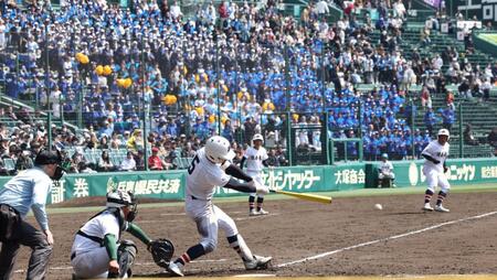 ５回、応援団を背に適時打を放つ日本文理・渡部倖成（撮影・中田匡峻）