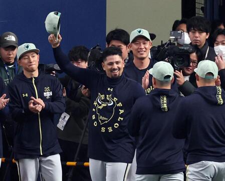 マチャド（中央）は、ＷＢＣでベネズエラ代表として優勝に貢献し、オリックスナインから祝福され笑顔を見せる（撮影・山口登）