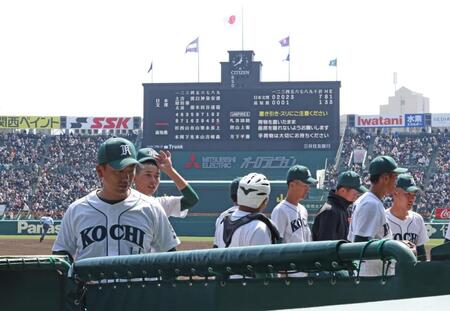 ５回を終え、６点差に広げられた高知農・下坂充洋監督（左端）ら高知農ナイン（撮影・中田匡峻）