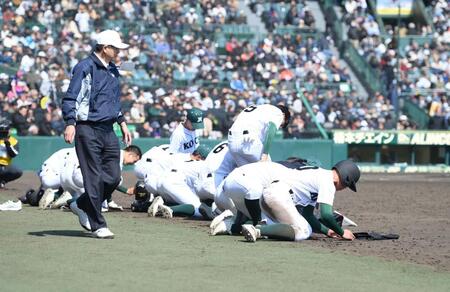 初戦で敗退し甲子園の土を持ち帰る高知農ナイン（撮影・開出牧）