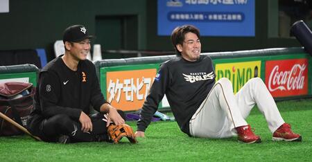 談笑する前田健（右）と坂本（撮影・佐藤厚）