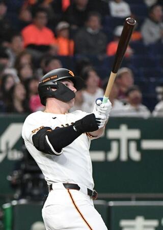 １回、キャベッジは右越えに先頭打者本塁打を放つ（撮影・佐藤厚）