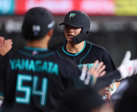 １回、生還し、ナインに迎えられる郡司（撮影・中島達哉）