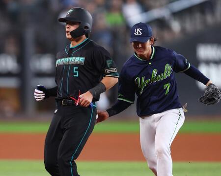 １回、一、二塁間で挟まれ、アウトになる野村（撮影・中島達哉）