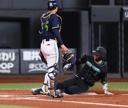 １回、一走・野村が一、二塁間で挟まれる間に本塁へ生還する三走・郡司（捕手ヤクルト・鈴木叶）＝撮影・中島達哉