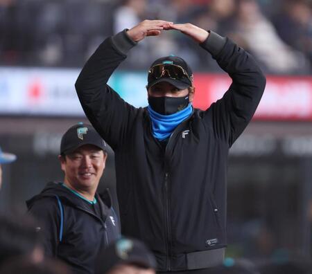 １回、先制となる遊ゴロを放ったレイエスに「○」のポーズをとる新庄監督（撮影・中島達哉）