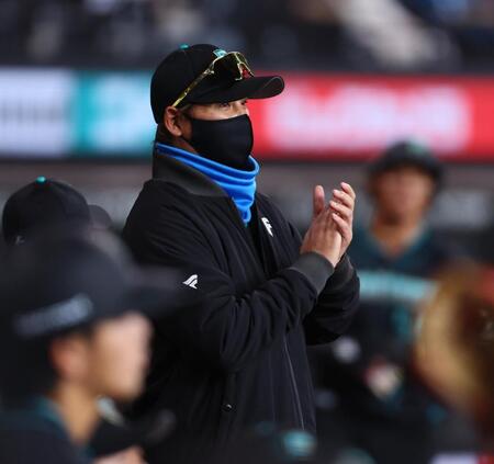 １回、レイエスが先制となる遊ゴロを放ち、手をたたく新庄監督（撮影・中島達哉）