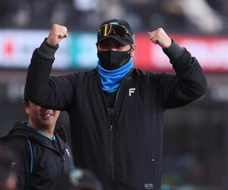 １回、先制となる遊ゴロを放ったレイエスに両手でガッツポーズをとる新庄監督（撮影・中島達哉）