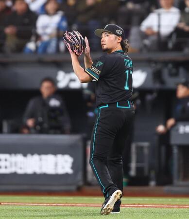 ５回を最小失点で抑え、ベンチに戻る伊藤（撮影・中島達哉）