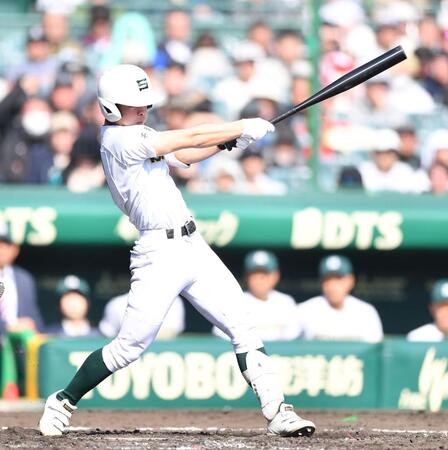 ４回、先制の左前適時打を放つ長谷川大納（撮影・開出牧）