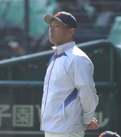 ５回、戦況を見つめる北照・上林弘樹監督（撮影・中田匡峻）