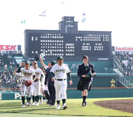 北照に勝利し、引き揚げる持丸修一監督（中央）ら専大松戸ナイン（撮影・中田匡峻）
