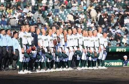 ２回戦進出を決め、校歌を歌う専大松戸ナイン（撮影・開出牧）