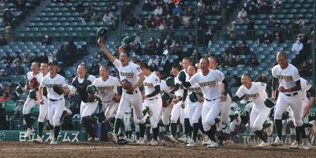 北照に勝利し、笑顔で駆け出す専大松戸ナイン（撮影・中田匡峻）