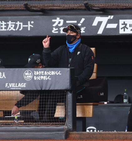 ５回を投げ終えた伊藤に「チェンジ」のジェスチャーをする新庄監督（撮影・中島達哉）