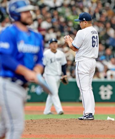 　５回、ＤｅＮＡのヒュンメル（手前）に押し出し四球を与えた西武・平良＝ベルーナドーム