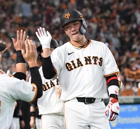 ６回、坂本は左越えに２ランを放ち、笑顔でベンチに戻る（撮影・佐藤厚）