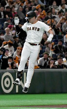 １回、キャベッジは右越えに先頭打者本塁打を放つ（撮影・佐藤厚）