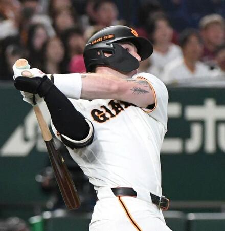 １回、キャベッジは右越えに先頭打者本塁打を放つ（撮影・佐藤厚）