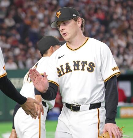 ５回を抑え、ベンチに戻るハワード