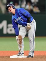 ５回、四球で出塁した後、二盗を決めた牧