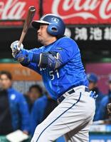 １回、先制適時打を放つ宮崎