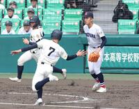 ３回、追加点を許す横浜・織田（右）＝撮影・中田匡峻