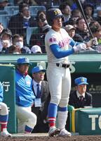 ４回表、打席に向かう息子の岩井虹太郎（右）を見守る花咲徳栄の岩井監督